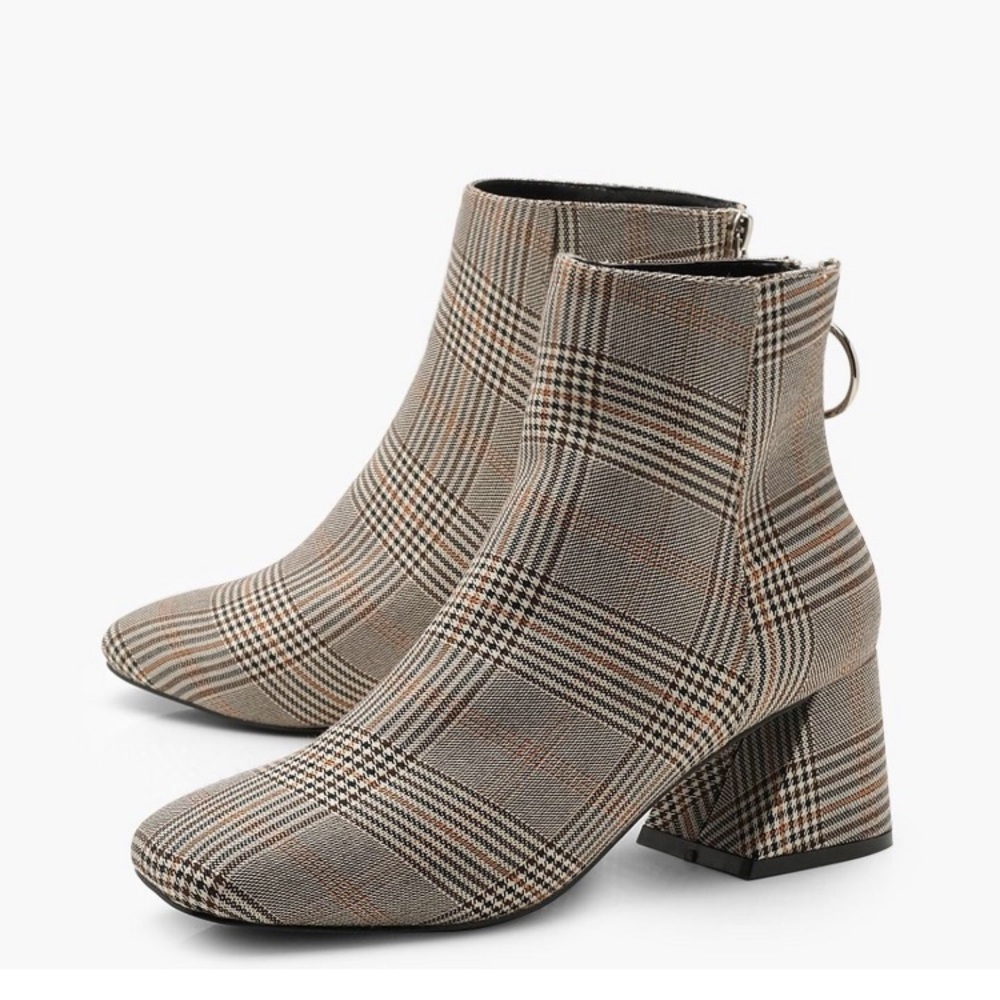 Boohoo plaid ankle boot. Brand new! Size 7